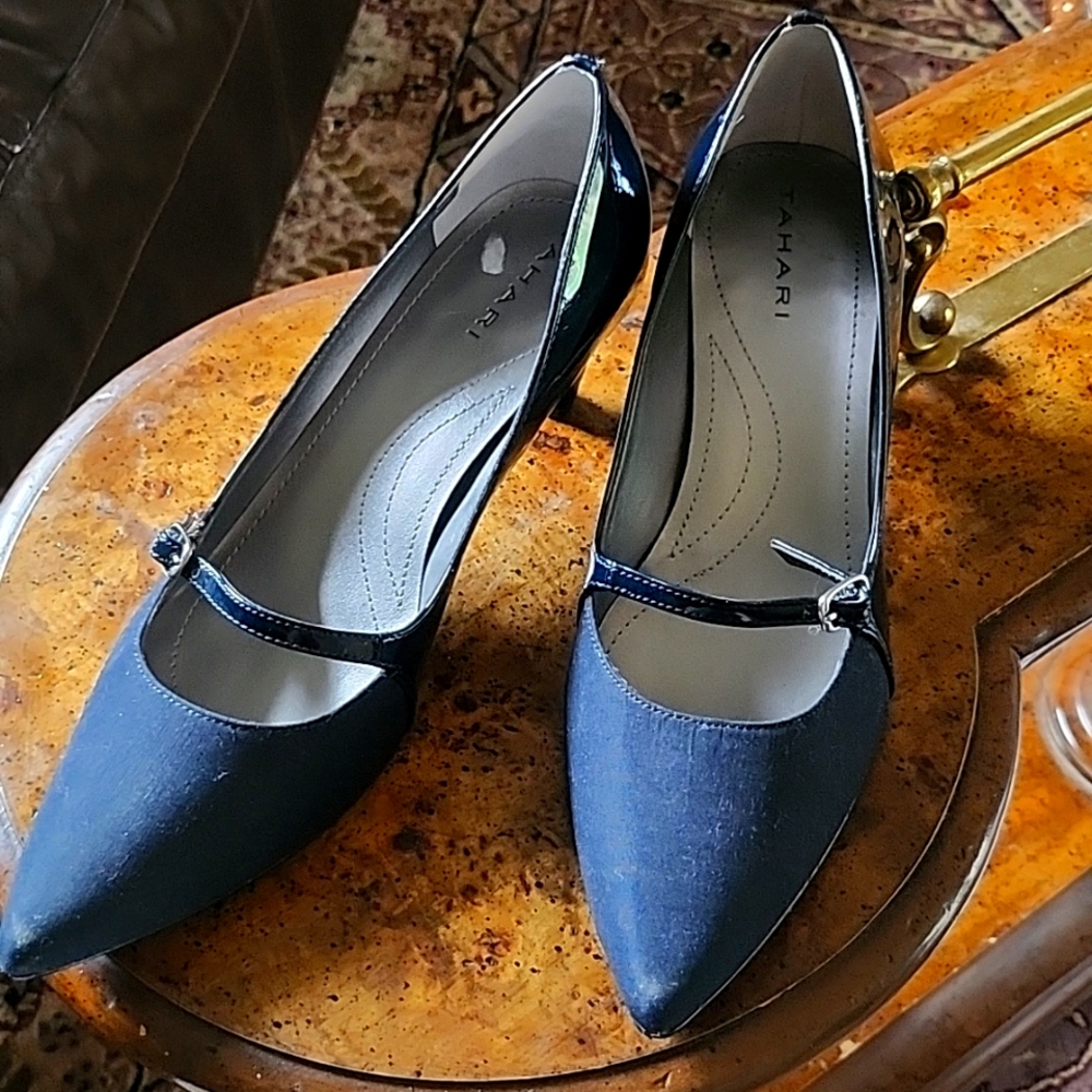 Tahari size 8M navy fabric and patent leather dress shoe